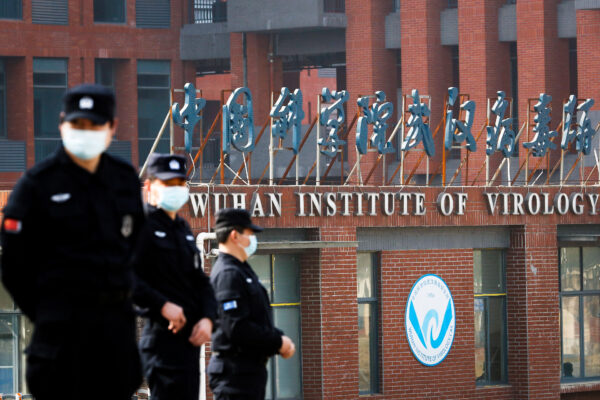 Các nhân viên an ninh canh gác bên ngoài Viện Virus học Vũ Hán trong chuyến thăm của nhóm Tổ chức Y tế Thế giới được giao nhiệm vụ điều tra nguồn gốc của COVID-19, tại Vũ Hán, tỉnh Hồ Bắc, Trung Quốc, vào ngày 03/02/2021. (Ảnh: Thomas Peter/Reuters)