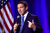 Thống đốc Florida Ron DeSantis nói chuyện với các cử tri Iowa tề tựu tại Khu hội chợ Tiểu bang Iowa ở Des Moines, Iowa, hôm 10/03/2023. (Ảnh: Scott Olson/Getty Images)