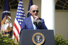 Tổng thống Joe Biden nói về việc trợ giúp các gia đình, nhân viên chăm sóc, và người chăm sóc gia đình tại Vườn hồng của Tòa Bạch Ốc ở Hoa Thịnh Đốn, hôm 18/04/2023. (Ảnh: Madalina Vasiliu/The Epoch Times)