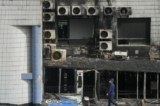 Một điều tra viên kiểm tra khu vực bị cháy sau vụ hỏa hoạn tại một bệnh viện ở Bắc Kinh, hôm 19/04/2023. (Ảnh: Andy Wong/AP Photo)