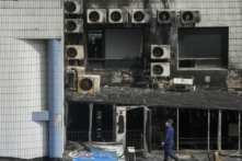 Một điều tra viên kiểm tra khu vực bị cháy sau vụ hỏa hoạn tại một bệnh viện ở Bắc Kinh, hôm 19/04/2023. (Ảnh: Andy Wong/AP Photo)