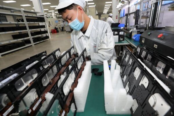 Một công nhân nhà máy tại Công ty TNHH Pin Xe Điện Hân Vượng Đạt (Xinwangda), nơi sản xuất pin lithium cho xe hơi điện và các mục đích sử dụng khác, ở Nam Kinh thuộc tỉnh Giang Tô phía đông Trung Quốc, vào ngày 12/03/2021. (Ảnh: STR/AFP qua Getty Images)