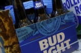 Một bịch sáu chai Bud Light được bày bán trên kệ tại một cửa hàng tiện lợi, hôm 26/07/2018 tại thành phố New York. (Ảnh: Drew Angerer/Getty Images)