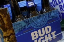 Một bịch sáu chai Bud Light được bày bán trên kệ tại một cửa hàng tiện lợi, hôm 26/07/2018 tại thành phố New York. (Ảnh: Drew Angerer/Getty Images)