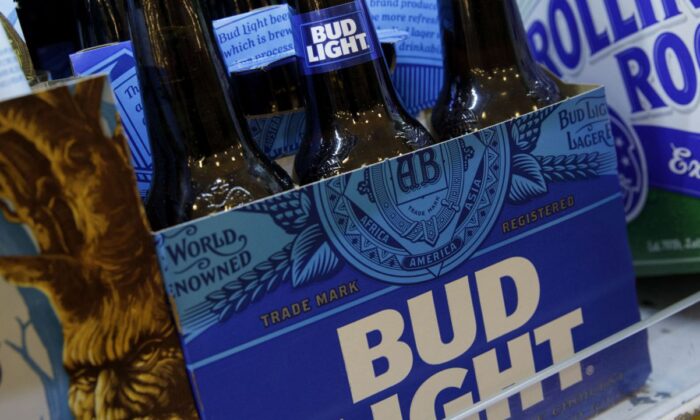 Một bịch sáu chai Bud Light được bày bán trên kệ tại một cửa hàng tiện lợi, hôm 26/07/2018 tại thành phố New York. (Ảnh: Drew Angerer/Getty Images)