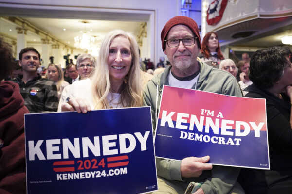 Bà Linda Brierty (trái) và ông Eliot Minor (phải) tham dự buổi tuyên bố tranh cử tổng thống năm 2024 của ông Robert F. Kennedy Jr. tại Boston, Massachusetts, hôm 14/03/2023. (Ảnh: Madalina Vasiliu/The Epoch Times)