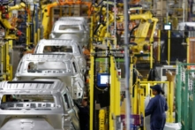 Công nhân lắp ráp xe hơi tại nhà máy lắp ráp mới được sửa sang lại của Ford ở Chicago, ngày 24/06/2019. (Ảnh: Jim Young/AFP qua Getty Images)