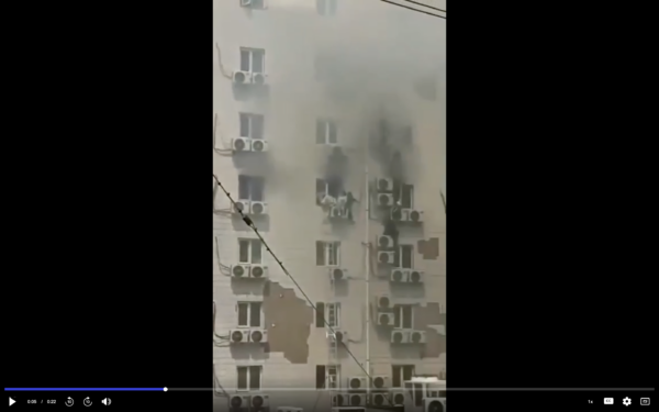 Ảnh chụp màn hình một video lan truyền cho thấy các bệnh nhân cố gắng thoát ra khỏi cửa sổ trong vụ cháy Bệnh viện Trường Phong Bắc Kinh hôm 18/04/2023. (Ảnh chụp màn hình qua The Epoch Times)