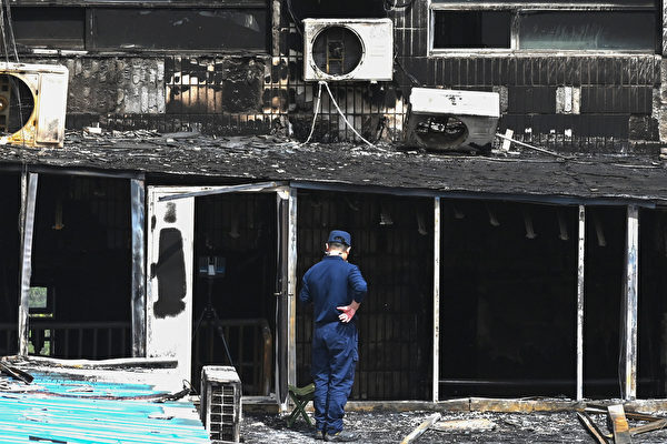 Một điều tra viên kiểm tra thiệt hại tại Bệnh viện Trường Phong ở Bắc Kinh hôm 19/04/2023, sau khi đám cháy bùng phát một ngày trước đó. (Ảnh: Greg Baker/AFP qua Getty Images)