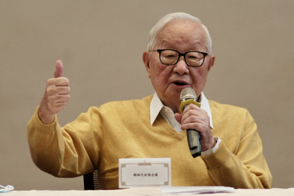 Ông Trương Trung Mưu (Morris Chang), người sáng lập TSMC, nói trong một cuộc họp báo tại Văn phòng Tổng thống ở Đài Bắc, Đài Loan, vào ngày 13/11/2021. (Ảnh: Sam Yeh/AFP qua Getty Images)