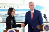 Chủ tịch Hạ viện Kevin McCarthy (Cộng Hòa-California) (Phải) và Tổng thống Đài Loan Thái Anh Văn (Trái) bắt tay trong Sảnh đường Không Lực Một tại Thư viện Tổng thống Ronald Reagan ở Thung lũng Simi, California hôm 05/04/2023. (Ảnh do Mario Tama chụp/Getty Images)