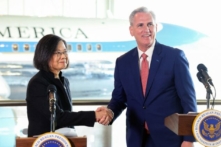 Chủ tịch Hạ viện Kevin McCarthy (Cộng Hòa-California) (Phải) và Tổng thống Đài Loan Thái Anh Văn (Trái) bắt tay trong Sảnh đường Không Lực Một tại Thư viện Tổng thống Ronald Reagan ở Thung lũng Simi, California hôm 05/04/2023. (Ảnh do Mario Tama chụp/Getty Images)