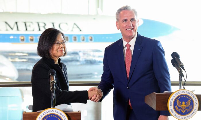 Chủ tịch Hạ viện Kevin McCarthy (Cộng Hòa-California) (Phải) và Tổng thống Đài Loan Thái Anh Văn (Trái) bắt tay trong Sảnh đường Không Lực Một tại Thư viện Tổng thống Ronald Reagan ở Thung lũng Simi, California hôm 05/04/2023. (Ảnh do Mario Tama chụp/Getty Images)