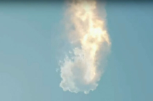 Tàu vũ trụ thế hệ mới Starship của SpaceX ở phía trên hỏa tiễn Siêu Nặng có lực mạnh tự hủy sau khi phóng từ bệ phóng Boca Chica của công ty này trong một chuyến bay thử nghiệm ngắn không có phi hành đoàn gần Brownsville, Texas, hôm 20/04/2023, trong một bức ảnh tĩnh chụp từ video. (Ảnh: SpaceX/Tư liệu báo chí qua Reuters)