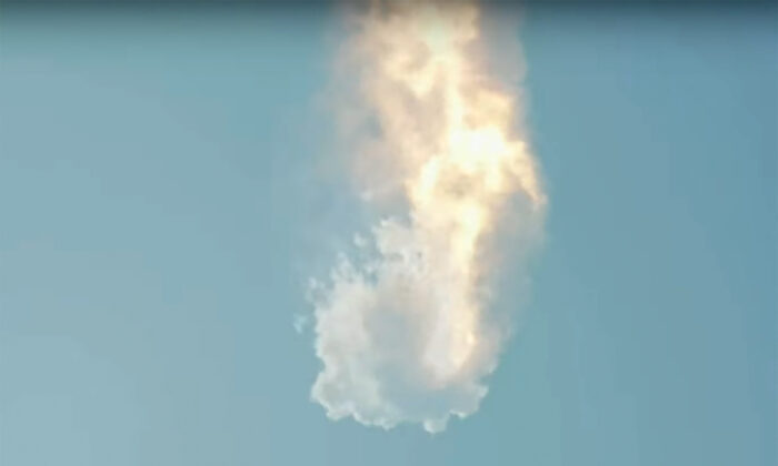 Tàu vũ trụ thế hệ mới Starship của SpaceX ở phía trên hỏa tiễn Siêu Nặng có lực mạnh tự hủy sau khi phóng từ bệ phóng Boca Chica của công ty này trong một chuyến bay thử nghiệm ngắn không có phi hành đoàn gần Brownsville, Texas, hôm 20/04/2023, trong một bức ảnh tĩnh chụp từ video. (Ảnh: SpaceX/Tư liệu báo chí qua Reuters)