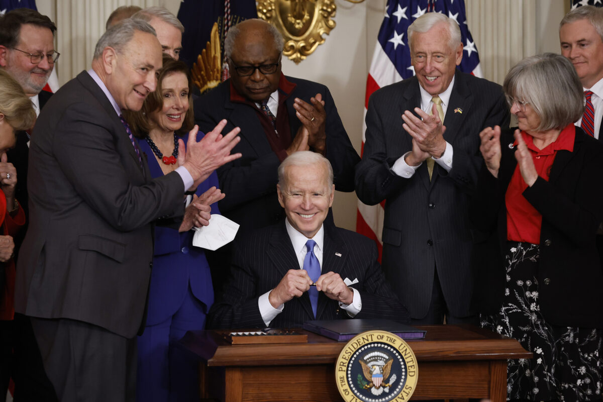 Ông Gary Peters, Lãnh đạo Đa số Thượng viện Charles Schumer, Chủ tịch Hạ viện Nancy Pelosi, Phó Lãnh đạo Đa số Hạ viện James Clyburn, Lãnh đạo Đa số Hạ viện Steny Hoyer, và người đưa thư đã về hưu Annette Taylor và các thành viên khác trong Phòng tiệc Chính phủ tại Toà Bạch Ốc vào ngày 06/04/2022, tại Hoa Thịnh Đốn (Ảnh: TNS)