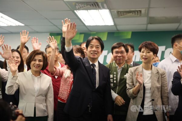 Phó Tổng thống Lại Thanh Đức (giữa) vẫy tay chào các phóng viên tại trụ sở DPP ở Đài Bắc sau khi ông nhận được đề cử của DPP để tranh cử trong cuộc bầu cử tổng thống dự kiến hôm 13/01/2024, tại Đài Loan, hôm 12/04/2023. (Ảnh: CNA Photo)