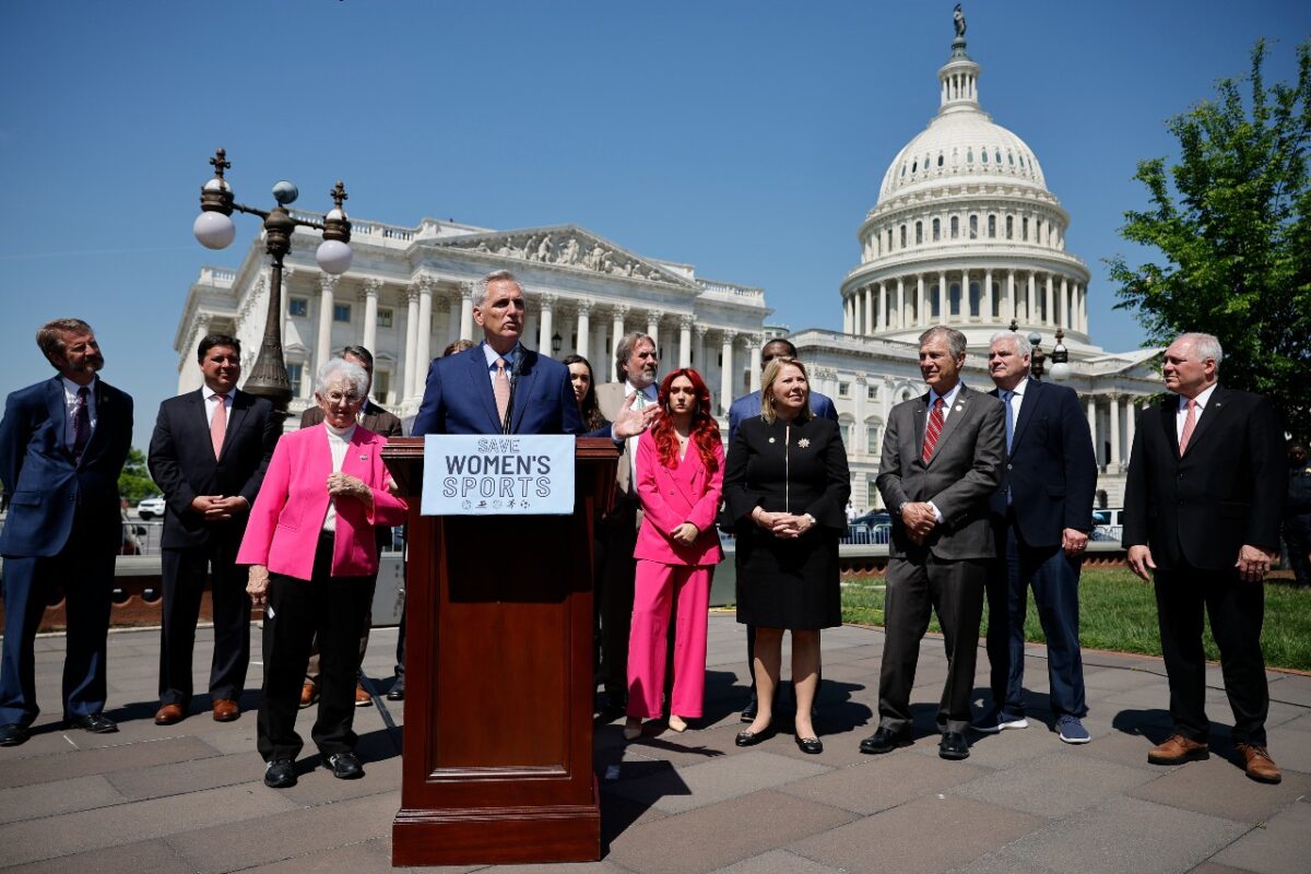 Chủ tịch Hạ viện Kevin McCarthy (Cộng Hòa-California) tham gia cùng Dân biểu Virginia Foxx (Cộng Hòa-Virginia), vận động viên điền kinh Selina Soule (trong bộ đồ màu hồng), và các thành viên Đảng Cộng Hòa khác trong một sự kiện kỷ niệm Hạ viện thông qua Đạo luật Bảo vệ Phụ nữ và Nữ sinh trong các Môn thể thao bên ngoài Điện Capitol Hoa Kỳ ở Hoa Thịnh Đốn hôm 20/04/2023. (Ảnh: Somodevilla/Getty Images)