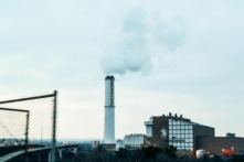 Ống khói của Lò đốt rác Wheelabrator gần Xa lộ Liên tiểu bang 95 ở Baltimore, Maryland, ngày 09/03/2019. Wheelabrator Baltimore là lò đốt rác thải thành năng lượng nằm ở khu phố Westport của Baltimore, Maryland. (Ảnh: Eva Claire Hambach, Eva Hambach/AFP qua Getty Images)