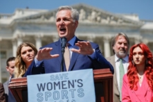 Chủ tịch Hạ viện Kevin McCarthy (Cộng Hòa-California) diễn thuyết trong một sự kiện kỷ niệm Hạ viện thông qua Đạo luật Bảo vệ Phụ nữ và Nữ sinh trong các Môn thể thao bên ngoài Điện Capitol Hoa Kỳ ở Hoa Thịnh Đốn hôm 20/04/2023. (Ảnh: Chip Somodevilla/Getty Images)