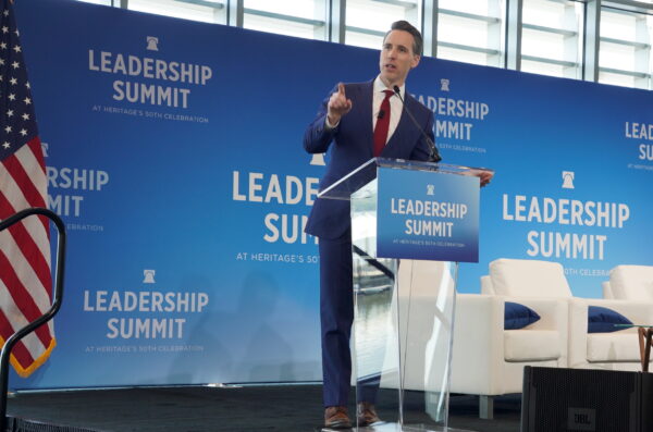 Thượng nghị sĩ Josh Hawley (Cộng Hòa-Missouri) trình bày tại Hội nghị thượng đỉnh về Sự lãnh đạo của Quỹ Di sản ở National Harbor, Maryland, hôm 20/04/2023. (Ảnh: Terri Wu/The Epoch Times)