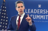 Thượng nghị sĩ Josh Hawley (Cộng Hòa-Missouri) nói tại Hội nghị thượng đỉnh về Lãnh đạo của Quỹ Di sản ở National Harbor, Maryland, hôm 20/04/2023. (Ảnh: Terri Wu/The Epoch Times)