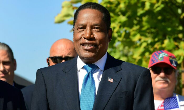 Ông Larry Elder nói chuyện tại một sự kiện ở Monterey Park, California vào ngày 13/09/2021. (Ảnh: Frederic J. Brown/AFP qua Getty Images)