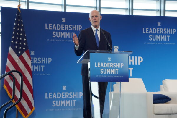 Thượng nghị sĩ Rick Scott (Cộng hòa-Florida) trình bày tại Hội nghị thượng đỉnh về Sự lãnh đạo của Quỹ Di sản ở National Harbor, Maryland, hôm 20/04/2023. (Ảnh: Terri Wu/The Epoch Times)