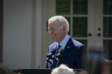 Tổng thống Joe Biden nói về việc thúc đẩy công lý môi trường trong Vườn Hồng tại Tòa Bạch Ốc ở Hoa Thịnh Đốn hôm 21/04/2023. (Ảnh: Madalina Vasiliu/The Epoch Times)