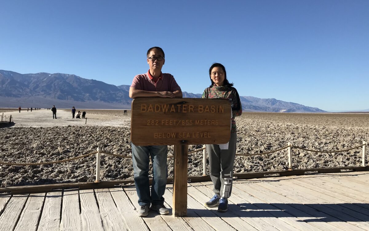 Ông Chu Đức Dũng và vợ, bà Vưu Linh, tại Công viên Quốc gia Thung lũng Chết ở California vào tháng 01/2021. (Ảnh: Đăng dưới sự cho phép của Chu Du)