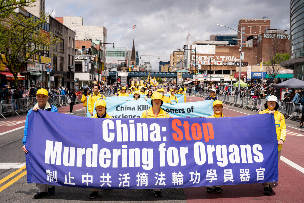 Các học viên Pháp Luân Công tham gia diễn hành kêu gọi chấm dứt cuộc đàn áp đức tin của Đảng Cộng sản Trung Quốc tại khu phố Flushing ở Queens, New York, hôm 23/04/2023. (Ảnh: Chung I Ho/The Epoch Times)