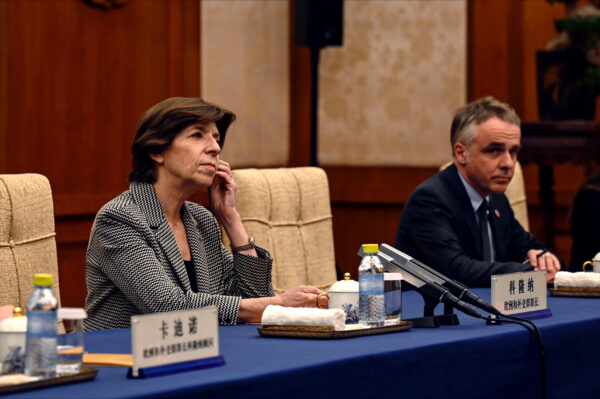 Ngoại trưởng Pháp Catherine Colonna (trái) tham dự một cuộc họp với những người đồng cấp Trung Quốc tại Nhà khách Quốc gia Điếu Ngư Đài ở Bắc Kinh, Trung Quốc, hôm 05/04/2023. (Ảnh: Jade Gao/Pool/Getty Images)