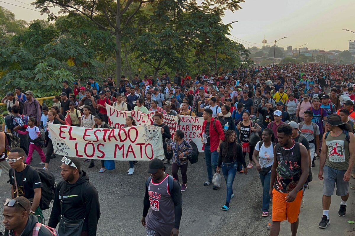 Những người di cư từ Trung và Nam Mỹ tham gia một đoàn lữ hành hướng tới biên giới Hoa Kỳ-Mexico, trong khi mang theo các biểu ngữ phản đối việc 40 người di cư bị thiệt mạng trong một vụ hỏa hoạn tại một trung tâm giam giữ Mexico, ở Tapachula, Mexico, hôm 23/04/2023. (Ảnh: AFP qua Getty Images)