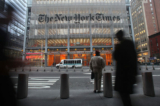 Tên của tờ The New York Times được trưng bày trước trụ sở chính ở trung tâm thành phố vào ngày 07/12/2009 tại thành phố New York. (Ảnh: Ảnh của Mario Tama/Getty Images)