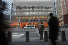 Tên của tờ The New York Times được trưng bày trước trụ sở chính ở trung tâm thành phố vào ngày 07/12/2009 tại thành phố New York. (Ảnh: Ảnh của Mario Tama/Getty Images)