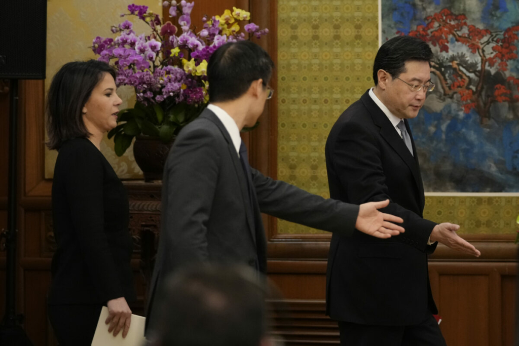 Ngoại trưởng Đức Annalena Baerbock và Ngoại trưởng Trung Quốc Tần Cương tham dự một cuộc họp báo chung tại Nhà khách Điếu Ngư Đài vào ngày 14/04/2023, tại Bắc Kinh, Trung Quốc. (Ảnh: Suo Takekuma/Pool/Getty Images)