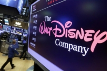 Logo của Công ty Walt Disney xuất hiện trên màn hình phía trên của Sàn Giao dịch Chứng khoán New York ở New York vào ngày 08/08/2017. (Ảnh: Richard Drew/AP Photo)