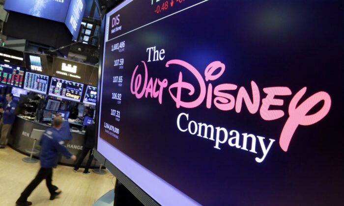 Logo của Công ty Walt Disney xuất hiện trên màn hình phía trên của Sàn Giao dịch Chứng khoán New York ở New York vào ngày 08/08/2017. (Ảnh: Richard Drew/AP Photo)