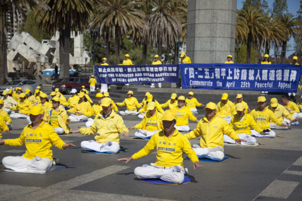 Các học viên Pháp Luân Công luyện các bài công pháp tại sự kiện kỷ niệm cuộc thỉnh nguyện ôn hòa năm 1999, ở San Francisco hôm 22/04/2023. (Ảnh: Lear Zhou/The Epoch Times)
