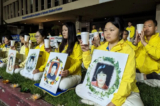 Các học viên Pháp Luân Công tổ chức một buổi lễ thắp nến tưởng niệm trước Lãnh sự quán Trung Quốc, đánh dấu 24 năm cuộc bức hại của Đảng Cộng sản Trung Quốc tại Los Angeles, hôm 23/04/2023. (Ảnh: Emma Hsu/The Epoch Times)