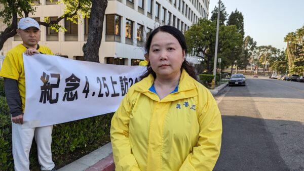 Bà Diêm Hiểu Hoa (Xiaohua Yan) tham dự buổi lễ thắp nến tưởng niệm trước Lãnh sự quán Trung Quốc, đánh dấu 24 năm cuộc bức hại của Đảng Cộng sản Trung Quốc tại Los Angeles, hôm 23/04/2023. (Ảnh: Emma Hsu/The Epoch Times)