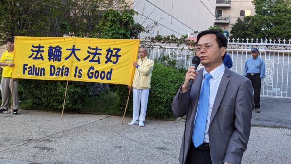 Ông Diệp Khoa (Michael Ye), người chủ trì buổi tưởng niệm và là một giáo sư về chính sách công tại Đại học South California, tham dự một buổi thắp nến tưởng niệm trước Lãnh sự quán Trung Quốc đánh dấu 24 năm cuộc đàn áp Pháp Luân Công của Đảng Cộng sản Trung Quốc ở Los Angeles hôm 23/04/2023. (Ảnh: Emma Hsu/The Epoch Times)