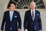 Tổng thống Hoa Kỳ Joe Biden (phải) và Tổng thống Nam Hàn Yoon Suk-yeol bước đi trong hành lang dãy cột khi họ đến một cuộc họp tại Oval Office ở Tòa Bạch Ốc, Hoa Thịnh Đốn, hôm 26/04/2023.