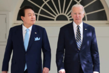 Tổng thống Hoa Kỳ Joe Biden (phải) và Tổng thống Nam Hàn Yoon Suk-yeol bước đi trong hành lang dãy cột khi họ đến một cuộc họp tại Oval Office ở Tòa Bạch Ốc, Hoa Thịnh Đốn, hôm 26/04/2023.