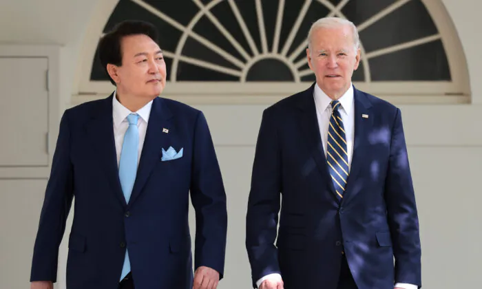 Tổng thống Hoa Kỳ Joe Biden (phải) và Tổng thống Nam Hàn Yoon Suk-yeol bước đi trong hành lang dãy cột khi họ đến một cuộc họp tại Oval Office ở Tòa Bạch Ốc, Hoa Thịnh Đốn, hôm 26/04/2023.