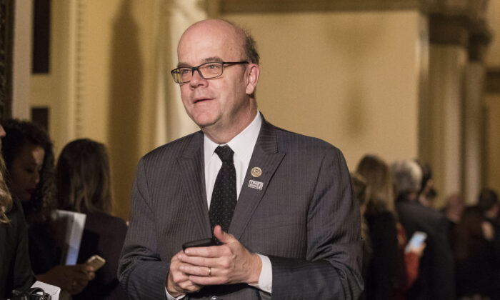 Dân biểu Jim McGovern (Dân Chủ-Massachusetts) tại tòa nhà Quốc hội sau khi tham dự Thông điệp Liên bang tại Hoa Thịnh Đốn vào ngày 30/01/2018. (Ảnh: Samira Bouaou/The Epoch Times)