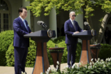 Tổng thống Nam Hàn Yoon Suk Yeol và Tổng thống Hoa Kỳ Joe Biden nói chuyện trong một cuộc họp báo tại khu vườn của Tòa Bạch Ốc ở Hoa Thịnh Đốn hôm 26/04/2023. (Ảnh: Madalina Vasiliu/The Epoch Times)