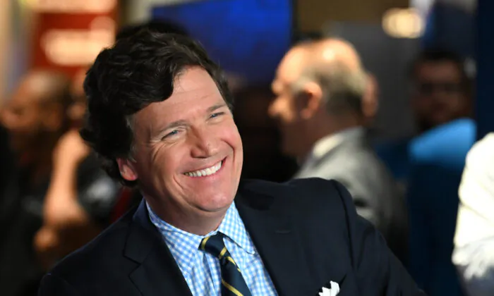 Ông Tucker Carlson trong Lễ trao giải FOX Nation Patriot 2022 tại nhà hát Hard Rock Live ở Khách sạn và Sòng bạc Seminole Hard Rock Hollywood ở Hollywood, Florida, vào ngày 17/11/2022. (Ảnh: Jason Koerner/Getty Images)