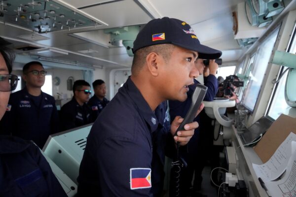 Sĩ quan số 3 của Lực lượng Tuần Duyên Philippines John Solatre sử dụng đài phát thanh trên tàu BRP Malabrigo để gửi thông điệp tới các tàu dân quân bị nghi là của Trung Quốc gần đảo Thị Tứ do Philippines tuyên bố chủ quyền, người địa phương gọi là Đảo Pag-asa, ở Biển Đông hôm 21/04/2023. (Ảnh: Aaron Favila/AP Photo)