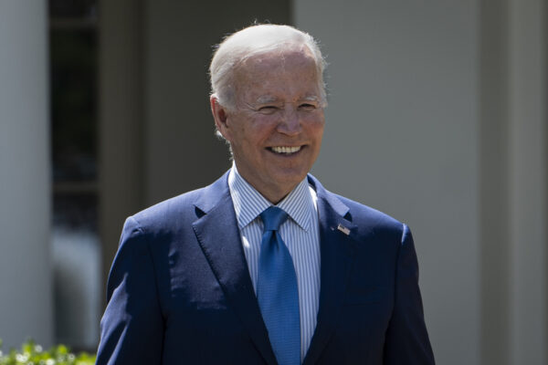 Tổng thống Joe Biden trình bày về việc thúc đẩy công lý môi trường trong Vườn hồng tại Tòa Bạch Ốc ở Hoa Thịnh Đốn vào ngày 21/04/2023. (Ảnh: Madalina Vasiliu/The Epoch Times)